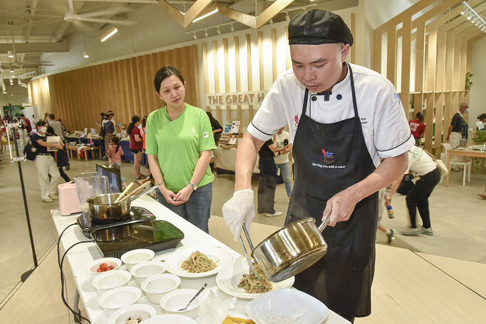 中央舞台飘来一阵阵浓郁香味，厨师何志伟向大家示范如何烹煮野菌白汁意粉。（摄/ 伍书永）