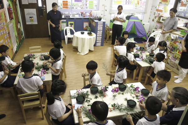 After listening to the explanations by the flower arrangement instructor, the children get to work, expressing their creativity in their arrangement. Photo by Li Xiao Ting