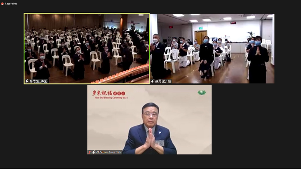 新加坡慈济执行长刘瑞士（下图）在静思堂现场的志工同步与会。（荧幕截屏/ 李兰贞）