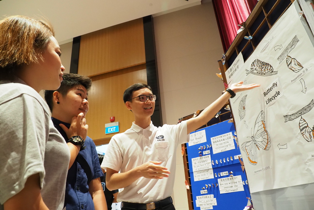 Other than clinic work, Dr Tan (right) also volunteers at other Tzu Chi activities. (Photo by Ng Beng Chin)