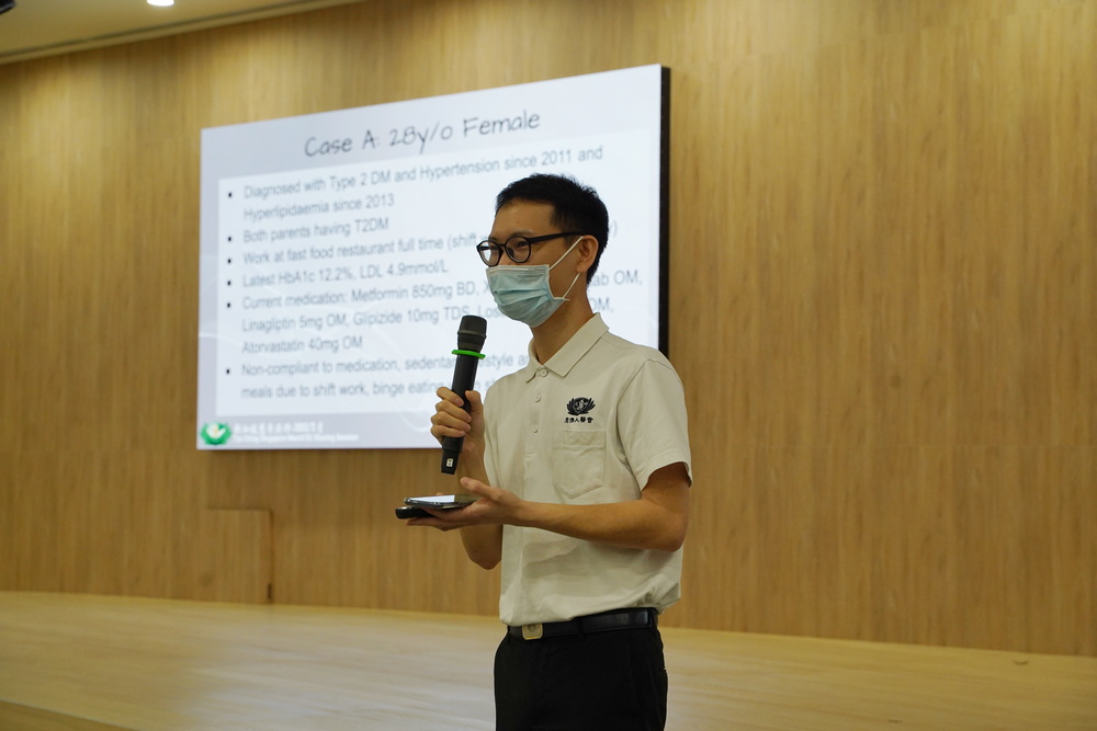 Dr Tan sharing about his work at a Tzu Ching gathering. (Photo by Wong Kang Rui)