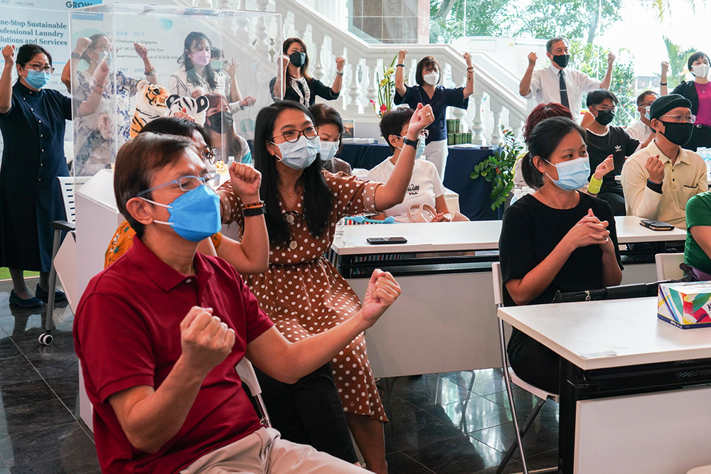 The heart-warming song “One Family” conveys Tzu Chi’s heartfelt gratitude, to which the guests respond by singing together and performing sign language.  