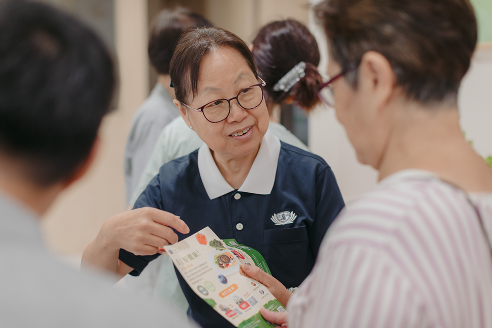 Tzu Chi volunteers seized every opportunity to promote the mission of Food Farmacy and upcoming events to visiting members of public.